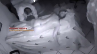 Massage Surprise De La Femme Capturé Sur Caméra Cachée