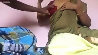 Amatérský Zaměstnavatel Hladí Služebné Prsa A Bradavky V Domácím Videu.