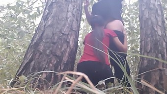 Ragazze Lesbiche Fanno Sesso Caldo Per Stare Al Caldo Sotto Un Albero