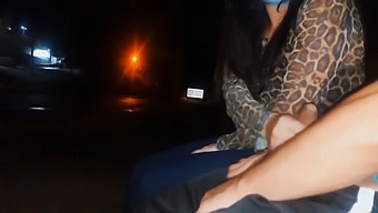 Bougement Audacieux: Presque En Train De M'Exposer À Une Femme Qui Attend À L'Arrêt De Bus
