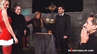 En Blond Julenisse Tilfredsstiller En Nonne Og Prest I Kirken