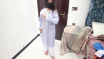 Sobia Nasir, En Pakistansk Universitetsstudent, Utför En Förförisk Striptease I Sitt Studentrum