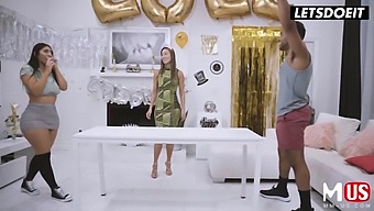 巨乳violet Myers用一场火辣的bbc三人行庆祝她的生日。