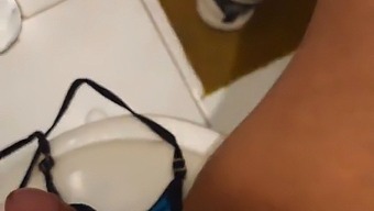 Amatör Kız, Arkadaşına Sakso Çekmeden Önce Iç Çamaşırıyla Kendini Gösteriyor